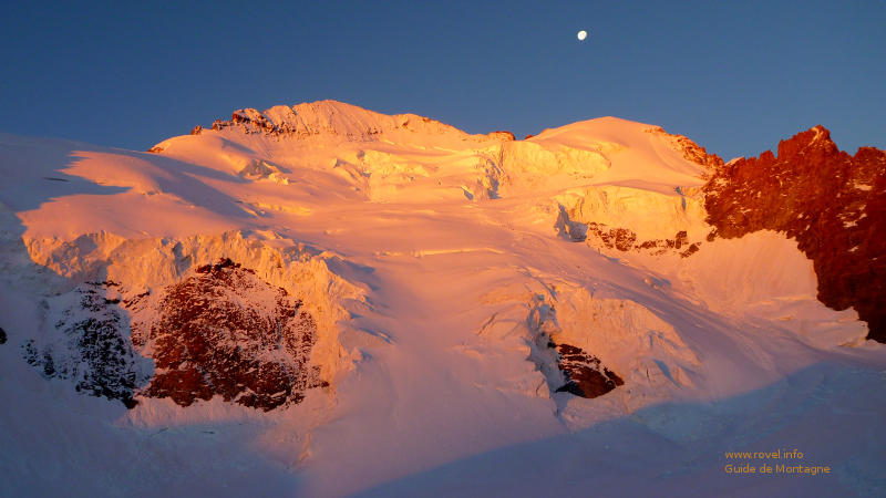 La face nord des Ecrins avec le Dôme de neige à droite