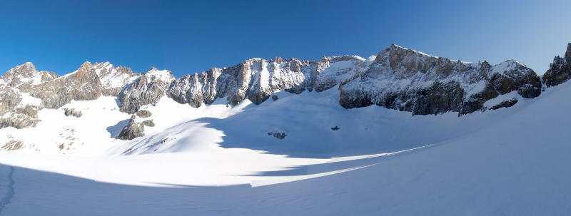 Toute la face Sud du Rateau depuis le Glacier de la Selle avec le pilier Paquet bien en neige au milieu.
