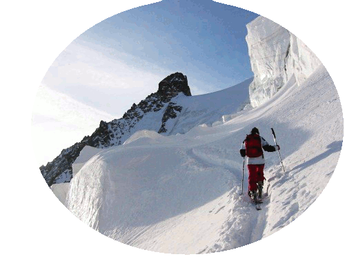 En montant dans la face Nord du Dôme des Ecrins à ski