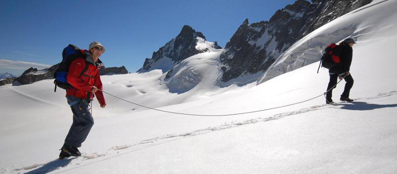 Progression encordée sur le glacier de la Girose avec le Rateau Ouest dans le fond