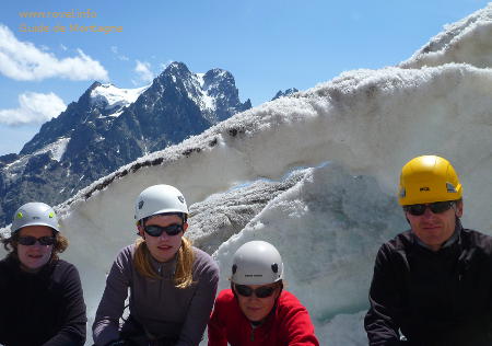 Ecole de glace sur le Glacier Blanc avec une famille