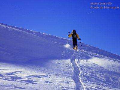 Ski de rando dans le Queyras au dessus du village de Molines
