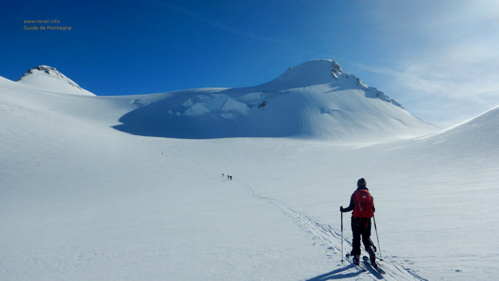 Le plateau du haut du glacier du Grenz avant d'arriver au Mont Rose .